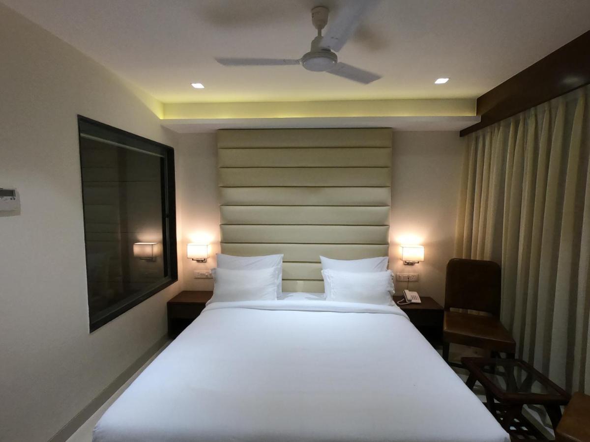 Hotel The Bellevue Indore Exterior foto