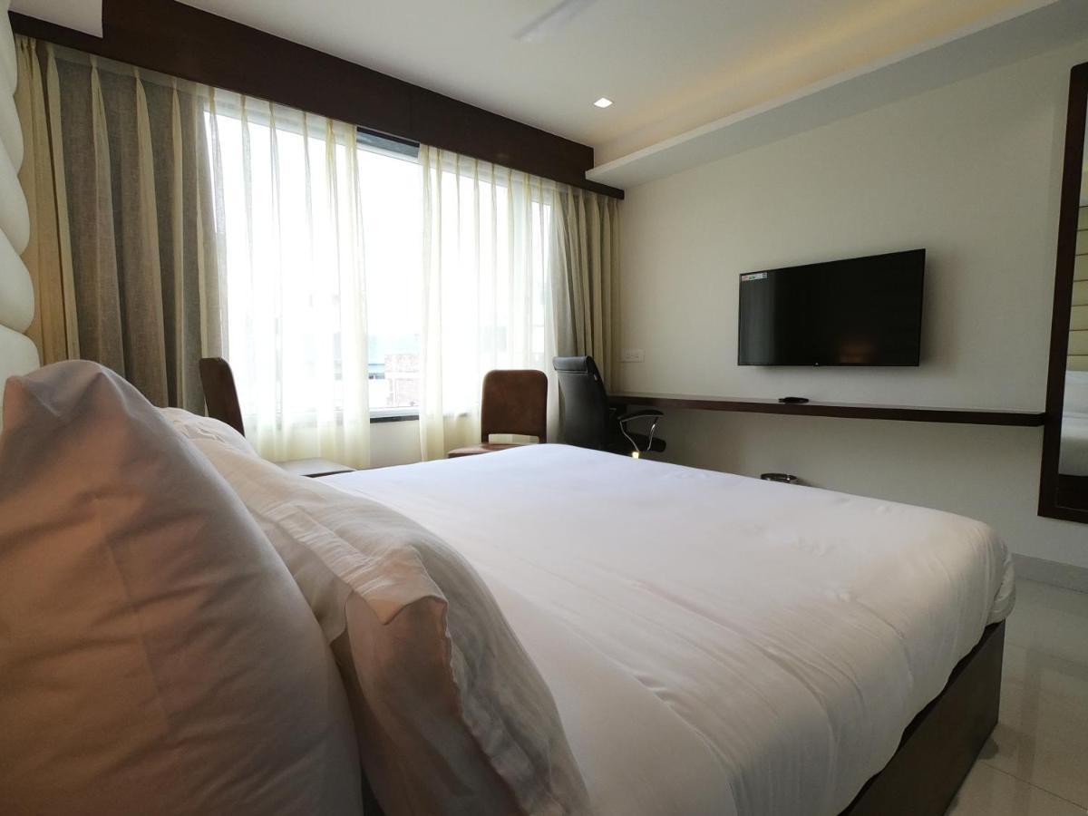 Hotel The Bellevue Indore Exterior foto