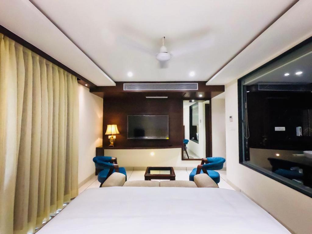 Hotel The Bellevue Indore Exterior foto